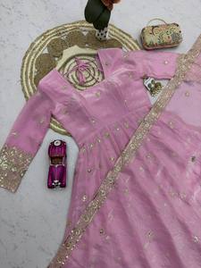 Traje Anarkali Rosa Bordado, Largo Hasta el Suelo, Ropa Tradicional India y Pakistaní para Bodas, Corte Holgado para Mujer, Manga Larga, Seda - Product Image 3