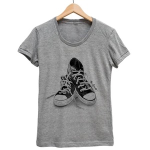 T-shirt blanc à col en V et manches courtes pour homme avec imprimé baskets, style décontracté, 100 % coton jersey, coupe classique - Product Image 4