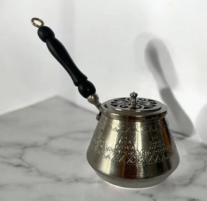 Quemador de Incienso Religioso de Metal con Mango de Madera y Tapa Grabada |   Quemador de Loban Dhoop Ecológico Hecho a Mano |   Fragancia Decorativa para el Hogar - Product Image 2