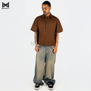 เสื้อเชิ้ตทำงานสีน้ำตาลเข้มขายดีสำหรับผู้ชาย ทรงครอป ทรงบ็อกซี่ สตรีทแวร์ ผ้าโพลีเอสเตอร์ผสมคอตตอน ติดกระดุม  รับสกรีนโลโก้ MAANIFY - Product Image 1