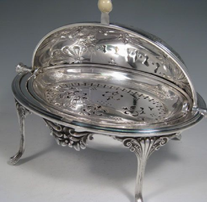 Soupière grecque élaborée en argent avec têtes de bélier et pieds en forme de patte, un centre de table majestueux disponible à prix de gros. - Product Image 3