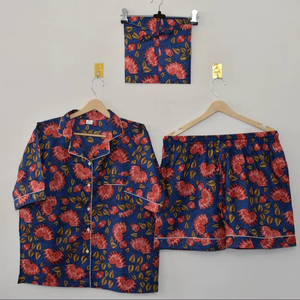 Conjunto de Pijama de Algodón Estampado a Mano en Azul Índigo para Mujer, Camisa de Manga Corta con Botones y Pantalones Cortos a Juego con Estampado Floral Tropical, Ideal para el Verano - Product Image 1