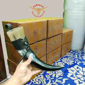 Corne à boire artisanale de luxe en corne de bœuf viking avec sangle en cuir à prix avantageux - Product Image 5