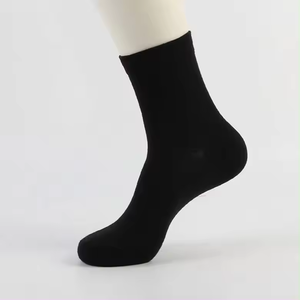 Chaussettes Diabétiques Non Compressives Respirantes Tricotées Sans Couture Douces Antibactériennes Rembourrées en Nylon pour Hôpital OEM en Gros - Product Image 3