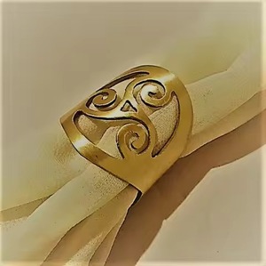 Anneau de serviette décoratif en aluminium durable et écologique pour la mise en place de tables de mariage et la décoration de fêtes - Product Image 1