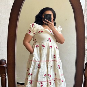 Vestido de Algodón Chanderi VASTRA COTTAGE con Bordado de Cerezas, Mangas Cortas, Cómodo, Festivo, Informal, Ideal para Lactancia - Product Image 5