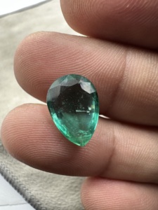 Émeraude naturelle zambienne de 4,70 carats, taille poire, pierre précieuse verte intense, taille bague - Product Image 1