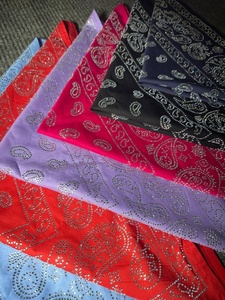 Foulard carré en coton Paisley, doux et imprimé, pour la tête ou le cou, idéal pour les activités décontractées en extérieur - Product Image 4
