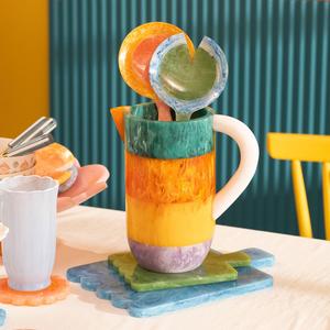 Pichet à eau en résine effet marbre élégant, fait main, avec poignée, vaisselle moderne pour la maison, la salle à manger et la cuisine - Product Image 5