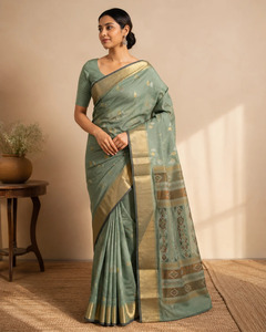 Sari en soie pure tissé à la main, vert sauge, en soie Khandua, avec bordure en Zari doré, pour les fêtes traditionnelles indiennes, les mariages et les occasions spéciales - Product Image 1
