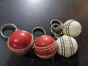 Porte-clés en cuir vintage léger et durable de haute qualité, avec logo personnalisé, couleur et taille au choix - Le cadeau idéal pour les amateurs de cricket - Product Image 4