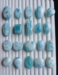 ลาริมาร์ธรรมชาติทรงหลังเบี้ย ขัดเงา สีฟ้า สำหรับทำเครื่องประดับ ขายส่ง - Product Image 2