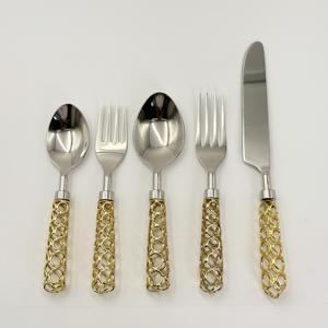 Juego de Cubiertos Hechos a Mano de Acero Inoxidable con Acabado Espejo y Diseño Decorativo con Hilos Dorados, Mangos Metálicos para Vajilla y Utensilios de Cocina - Product Image 3