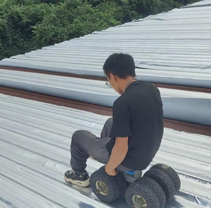 Feuille imperméable verte de HDPE 10cm x 10m épaissie pour la longévité résistante UV pour des toits en béton - Product Image 1