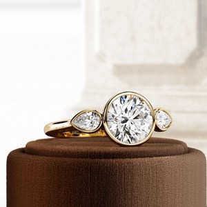 Bague de fiançailles tendance en or 14 carats avec diamant de laboratoire de luxe 2 carats E VVS2, trois pierres en forme de poire et pierres latérales montées en clos, certifiée IGI - Product Image 6