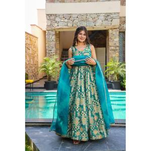 Robe Anarkali et Dupatta de créateur pour la fête Portez des robes de soirée élégantes - Product Image 2