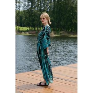 ชุดเดรสคาฟทันสีเทอร์ควอยซ์ลายมัดย้อมสไตล์โบฮีเมียน ผสมผสานความสบายและสไตล์อย่างลงตัว ให้ความรู้สึกผ่อนคลายและมีจิตวิญญาณอิสระ - Product Image 4