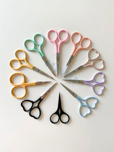 ผู้จัดจำหน่ายกรรไกรตัดเล็บเคลือบสีระดับมืออาชีพ ใบมีดสแตนเลสปลายทู่ กรรไกรตัดด้าย กรรไกรงานฝีมือพร้อมโลโก้สั่งทำ - Product Image 1