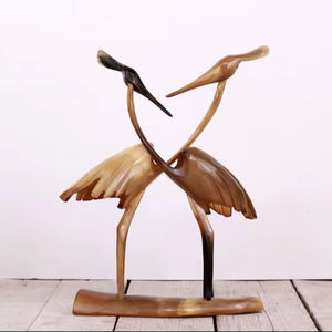 Pieza decorativa de cuerno diseñada para realzar el atractivo visual del interior. Pieza de cuerno tradicional diseñada para decoración del hogar. - Product Image 1