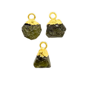 Pendentif en Moldavite naturelle brute, plaqué or, pendentif Moldavite pour la guérison, bijoux faits à la main, cadeau de Saint-Valentin pour l'amour - Product Image 1