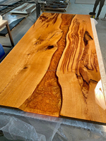 Tables de salle à manger en résine époxy à bord naturel, en gros d'usine, avec plateau en bois de noyer massif, en stock