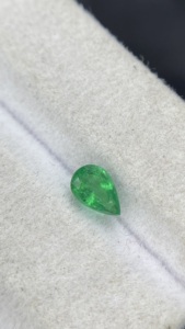 Piedra de Esmeralda Zambiana Natural Certificada de 6x4 MM, Corte Pera, con Buen Brillo, Gema Suelta para Joyería, 0.54 Quilates - Product Image 3