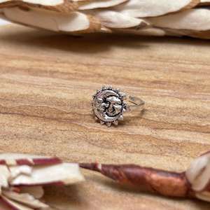 Anillo de latón bohemio con diseño de sol para mujer, acabado plateado oxidado, diseño de sol celestial, uso diario, venta al por mayor - Product Image 3