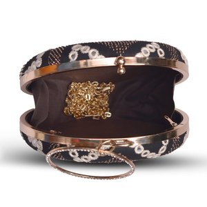 Pochette noire brodée avec des fils et des paillettes - Product Image 3