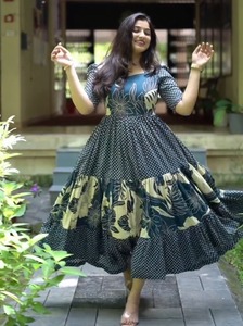 ชุดลำลองสไตล์สตรีทแวร์ ใส่สบาย ทันสมัย ผ้าเครปเนื้อนุ่ม ผ้ามัสลิน ลายดอกไม้ ทรงเข้ารูป กระโปรงทรงเอ สั้น - Product Image 3