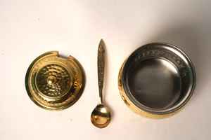 Olla de Pooja de Latón Hecha a Mano con Tapa y Cuchara, Diseño Bold Blossom |   Kalash Indio Tradicional para Rituales y Decoración del Hogar - Product Image 2