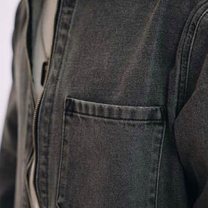 Camisa vaquera extragrande para hombre con bolsillo en el pecho, tela duradera, estilo casual urbano, con botones. - Product Image 6