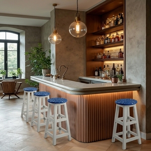 4GoodThings - Taburete de Bar de Plástico Reciclado, Ecológico, Duradero y Estable, Diseño Minimalista, Estructura de Madera, para Hogar, Bar, Hotel, Comedor - Product Image 4