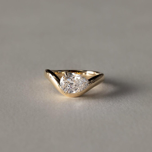 Bague de fiançailles et de mariage classique en or avec diamant de 2 carats de taille poire cultivé en laboratoire, certifié IGI, sertissage invisible - Product Image 1