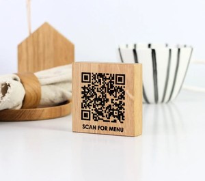 Support de menu de table en bois gravé au laser avec logo personnalisé premium, code QR, respectueux de l'environnement, pour bar et restaurant - Product Image 2
