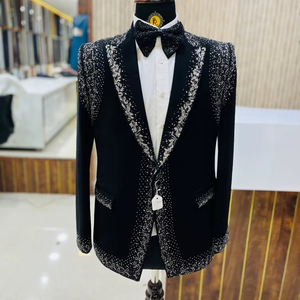 Traje de esmoquin negro bordado para hombre con pajarita – Traje de diseñador para bodas y eventos formales - Product Image 1