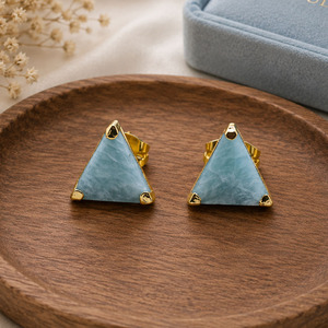 Modernos Pendientes Triangulares de Amazonita |   Tachuelas con baño de oro |   Regalo de Joyería Fina - Product Image 1