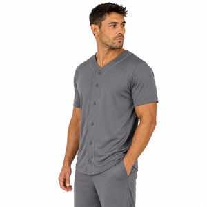Camiseta de béisbol suave diseñada para jugadores que necesitan una fácil movilidad durante el entrenamiento regular y el juego activo, con un estilo deportivo y limpio. - Product Image 2