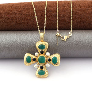 Collar con colgante religioso de ónix verde y circonitas negras con cruz de perla natural, cadena de metal texturizado chapada en oro. - Product Image 3