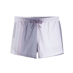Shorts de bain décontractés pour hommes, bicolores, à séchage rapide, avec bande latérale et cordon de serrage à la taille - Product Image 1