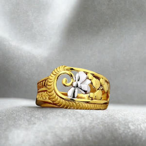 Anillo de Flores Chapado en Oro de 22K para Mujer |   Diseño de Hojas Florales en Dos Tonos |   Joyería de Lujo para Compromiso India - Product Image 2