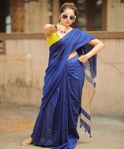 Sari de Seda Azul con Borde Beige y Borlas, Prenda Tradicional India para Mujer, Estilo Casual, Largo hasta el Suelo, Corte Regular - Product Image 2