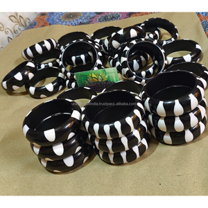 Bracelet élégant en résine fait à la main | Bijoux pour femmes élégantes Accessoire de mode unique Bracelet en résine léger et durable - Product Image 2