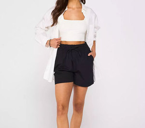 Sensación de lujo relajado con un acabado suave, perfecto para el uso diario y para looks urbanos. Usa los shorts Pippa. - Product Image 3