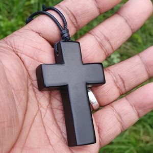 Pendentif Croix Noir Poli en Matière Organique, Bijou Religieux Artisanat Naturel - Product Image 2
