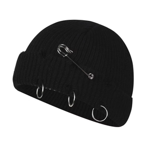 Bonnet tricoté noir avec anneaux métalliques et épingle de sûreté, chapeau d'hiver unisexe de style punk, 100% acrylique, 56-58CM - Product Image 1
