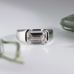 Anillo de compromiso para hombre de oro blanco de élite con diamante cultivado en laboratorio de corte esmeralda, moderno, con engaste de media bisel de estilo oriental y occidental, banda ancha para boda - Product Image 1