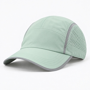 Gorras ligeras para correr diseñadas con tela ventilada, correas seguras y viseras curvas para mayor comodidad durante el uso al aire libre. - Product Image 4