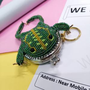 Porte-monnaie grenouille perlé fait main sur mesure avec fermoir métallique et porte-clés – Mini sac artisanal unique pour pièces de monnaie et accessoires - Product Image 5