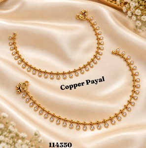 Paire de chevillères de mariée en alliage plaqué rhodium imitation, ornées de perles et de pierres blanches, bijoux de pied traditionnels indiens pour mariage et fête - Product Image 1