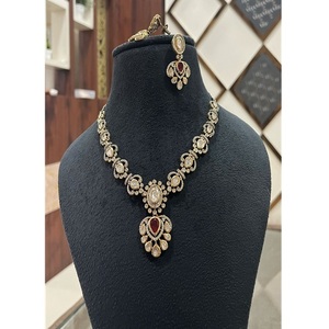 Ensemble collier et boucles d'oreilles en laiton plaqué or de qualité supérieure, serti de moissanite, pour collection de mariage, pour femmes - Product Image 1